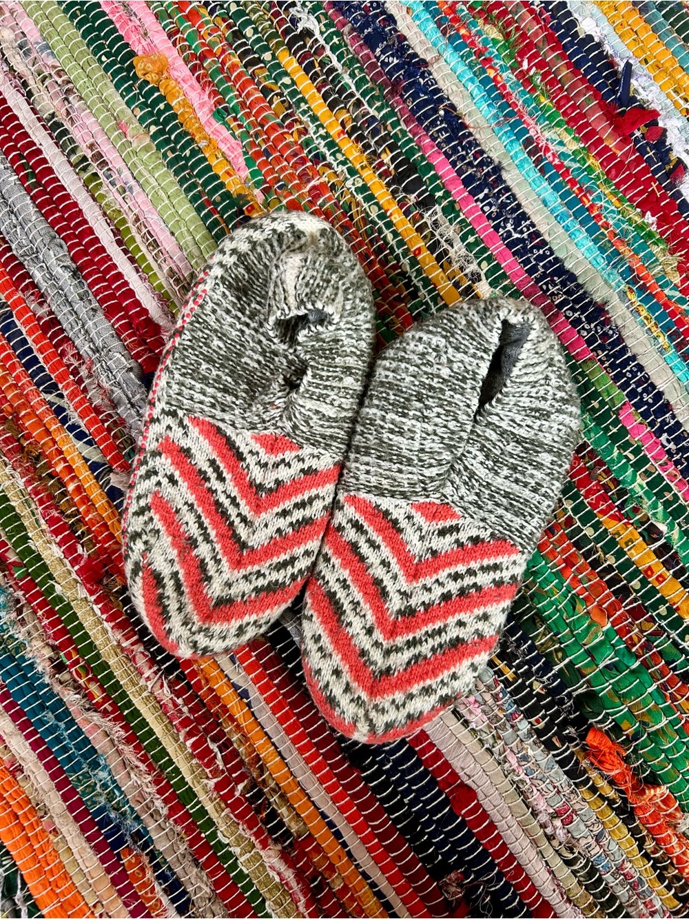 Bombas Gripper Slippers in Grey & Red Chevron Medium 9-11.5